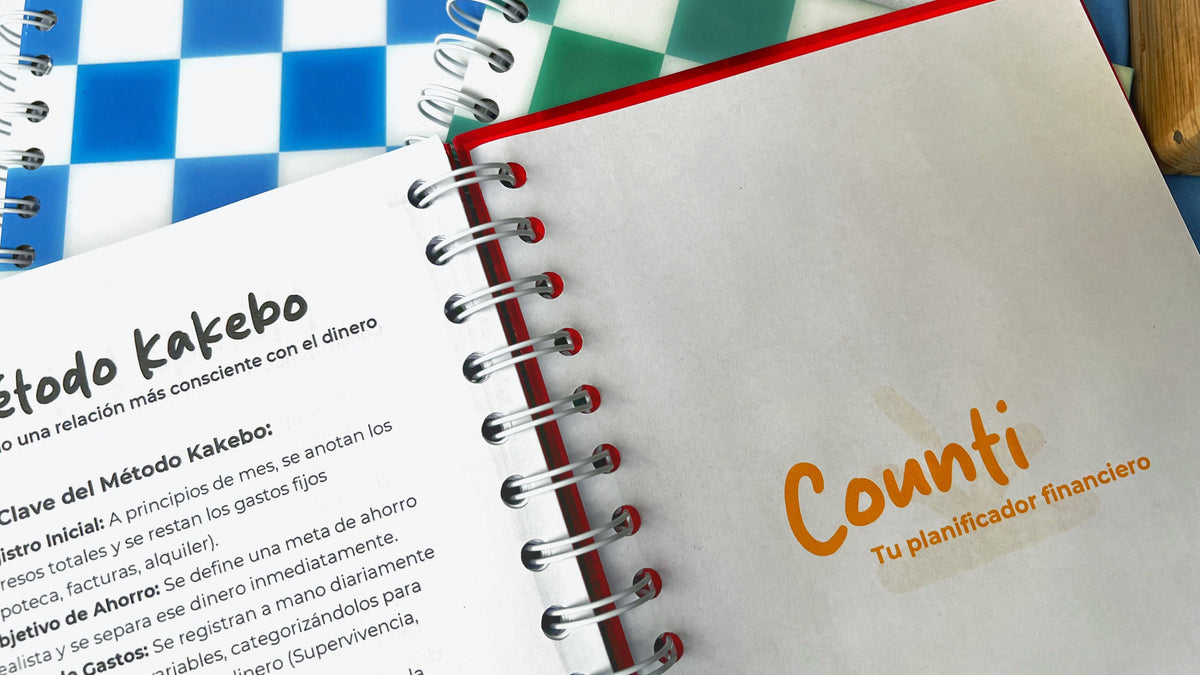 Imagen de las libretas y productos de Kronica's sobre una mesa
