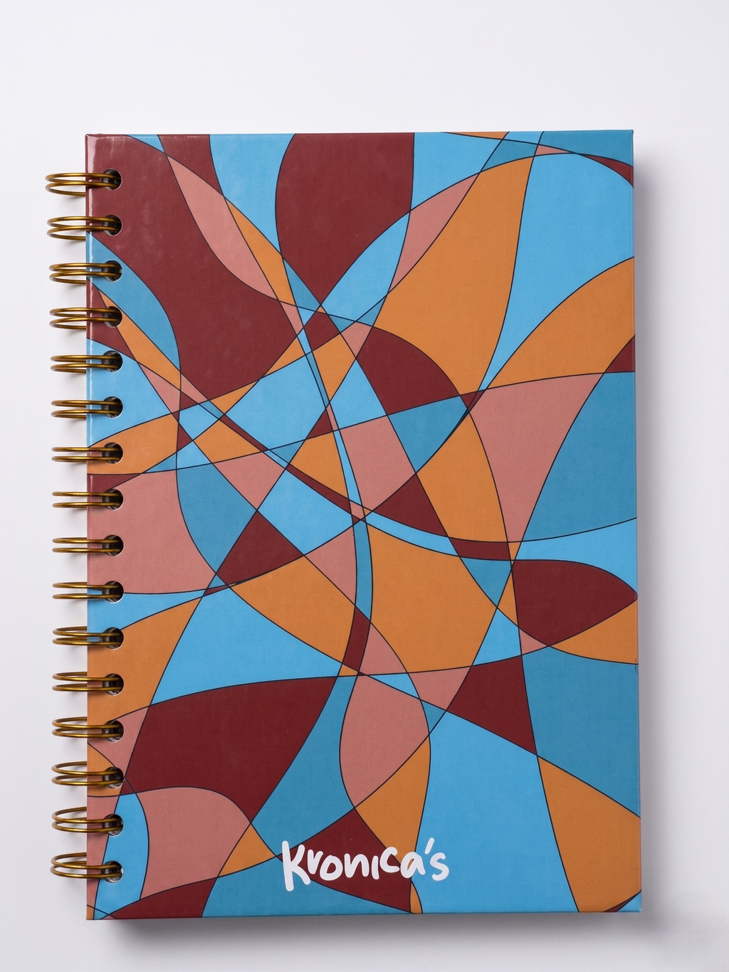 Libreta con portada de líneas que forman figuras abstractas con relleno de colores (azul, azul celeste, naranja, rojo, rojo claro)