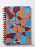 Libreta con portada de líneas que forman figuras abstractas con relleno de colores (azul, azul celeste, naranja, rojo, rojo claro)
